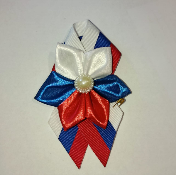 Значок Брошь-3D 'Цветок триколор с жемчужиной' на ленте триколор